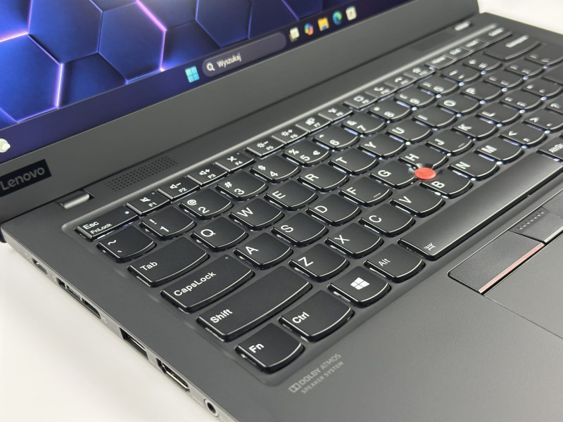 Lenovo ThinkPad X1 Carbon Gen 8, i7-10610U – lekki, elegancki laptop biznesowy z klawiaturą US (PL QWERTY), idealny do pracy w biurze i w podróży (11).JPG Lenovo ThinkPad X1 Carbon Gen 8, i7-10610U – lekki, elegancki laptop biznesowy z klawiaturą US (PL QWERTY), idealny do pracy w biurze i w podróży (11).JPG
