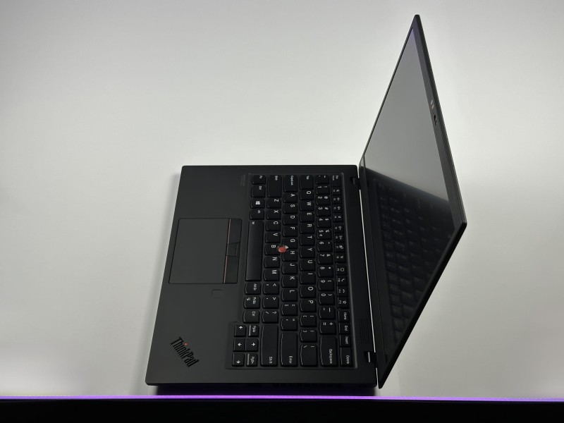 Lenovo ThinkPad X1 Carbon Gen 8, i7-10610U – lekki, elegancki laptop biznesowy z klawiaturą US (PL QWERTY), idealny do pracy w biurze i w podróży.