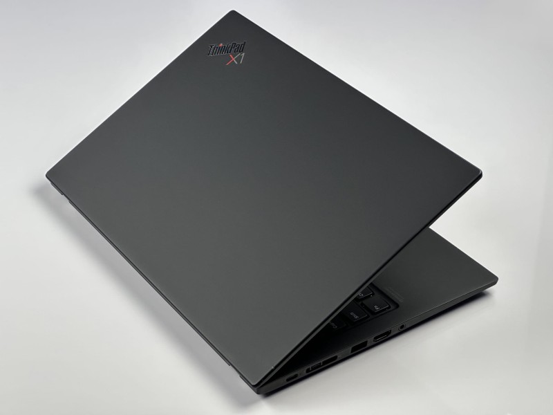 Lenovo ThinkPad X1 Carbon Gen 8, i7-10610U – lekki, elegancki laptop biznesowy z klawiaturą US (PL QWERTY), idealny do pracy w biurze i w podróży.
