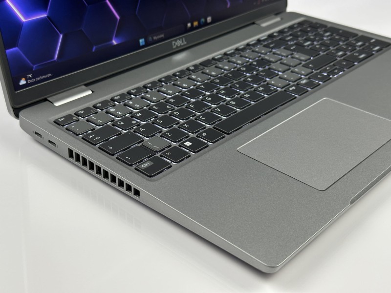 Dell Latitude 5530 – i7-1265U i dotykowa matryca FHD 15.6. Biznesowy laptop do pracy biurowej, mobilnej i multitaskingu. Wysoka wydajność (4).JPG