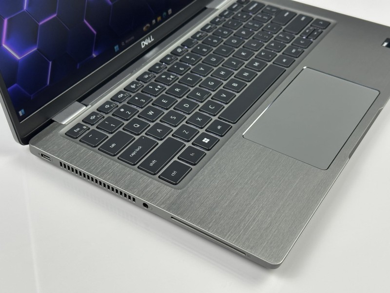 Dell Latitude 7430 – i5-1245U, 16GB RAM i FHD 14". Metalowa obudowa i klawiatura US. Lekki, szybki ultrabook biznesowy idealny do pracy mobilnej.