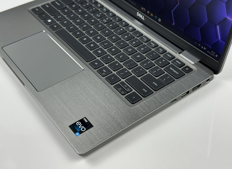 Dell Latitude 7430 – i5-1245U, 16GB RAM i FHD 14". Metalowa obudowa i klawiatura US. Lekki, szybki ultrabook biznesowy idealny do pracy mobilnej.