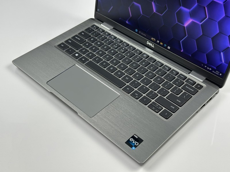 Dell Latitude 7430 – i5-1245U, 16GB RAM i FHD 14". Metalowa obudowa i klawiatura US. Lekki, szybki ultrabook biznesowy idealny do pracy mobilnej.