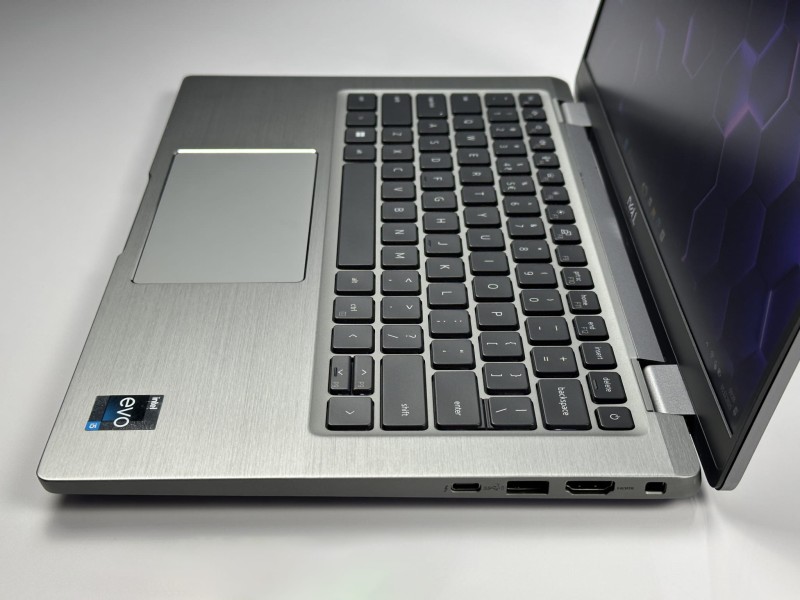 Dell Latitude 7430 – i5-1245U, 16GB RAM i FHD 14". Metalowa obudowa i klawiatura US. Lekki, szybki ultrabook biznesowy idealny do pracy mobilnej.