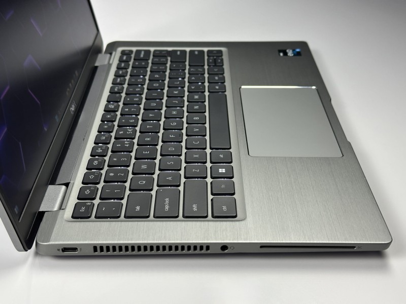 Dell Latitude 7430 – i5-1245U, 16GB RAM i FHD 14". Metalowa obudowa i klawiatura US. Lekki, szybki ultrabook biznesowy idealny do pracy mobilnej.