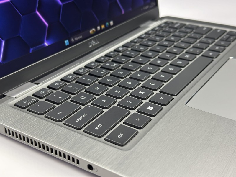 Dell Latitude 7430 – i5-1245U, 16GB RAM i FHD 14". Metalowa obudowa i klawiatura US. Lekki, szybki ultrabook biznesowy idealny do pracy mobilnej.
