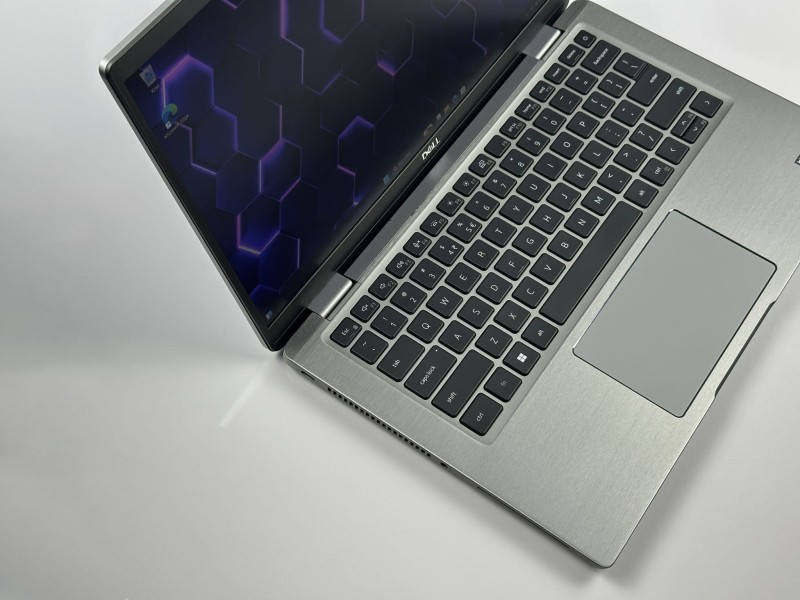 Dell Latitude 7430 – i5-1245U, 16GB RAM i FHD 14". Metalowa obudowa i klawiatura US. Lekki, szybki ultrabook biznesowy idealny do pracy mobilnej.