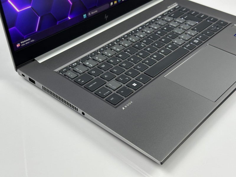 HP ZBook Studio 15 G8 – ekstremalna moc i9-11950H, 32GB RAM i RTX A2000 (4GB). Matryca FHD i niezawodność stacji roboczej w eleganckiej formie.