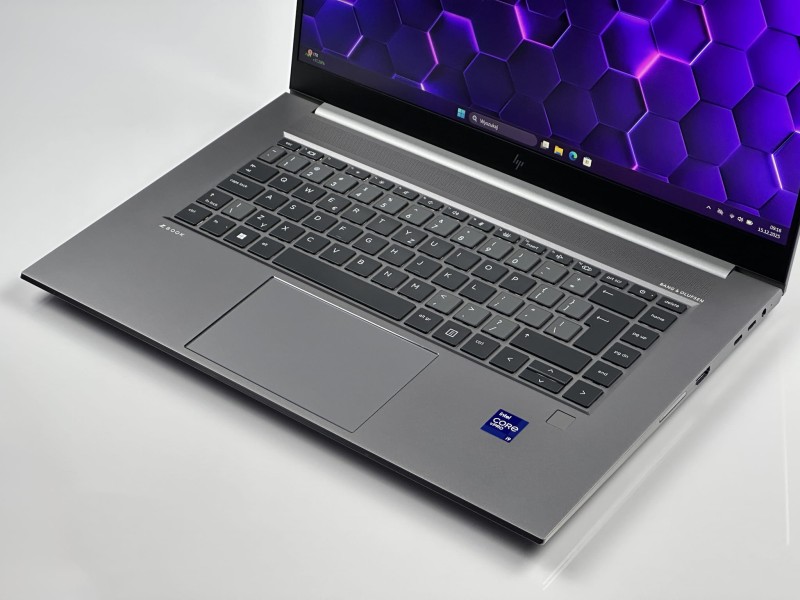 HP ZBook Studio 15 G8 – ekstremalna moc i9-11950H, 32GB RAM i RTX A2000 (4GB). Matryca FHD i niezawodność stacji roboczej w eleganckiej formie.