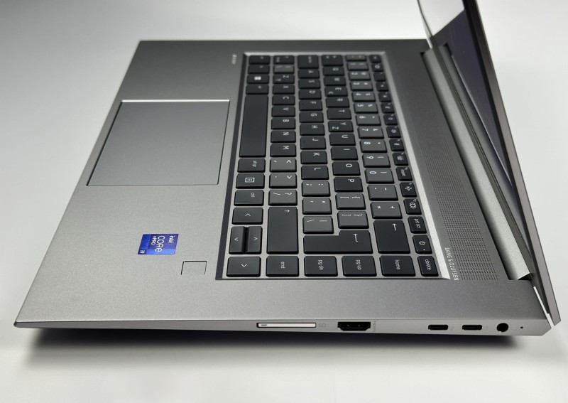 HP ZBook Studio 15 G8 – ekstremalna moc i9-11950H, 32GB RAM i RTX A2000 (4GB). Matryca FHD i niezawodność stacji roboczej w eleganckiej formie.