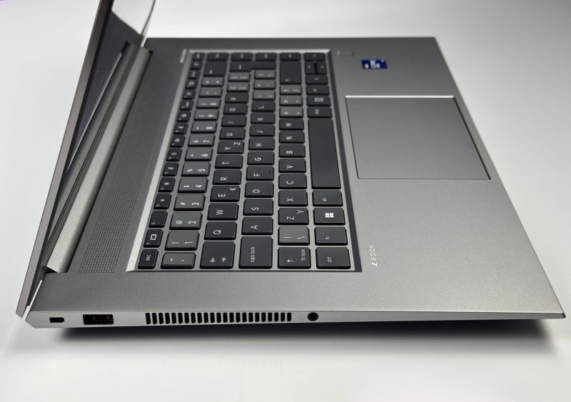 HP ZBook Studio 15 G8 – ekstremalna moc i9-11950H, 32GB RAM i RTX A2000 (4GB). Matryca FHD i niezawodność stacji roboczej w eleganckiej formie.