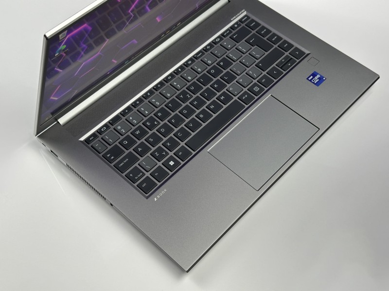 HP ZBook Studio 15 G8 – ekstremalna moc i9-11950H, 32GB RAM i RTX A2000 (4GB). Matryca FHD i niezawodność stacji roboczej w eleganckiej formie.