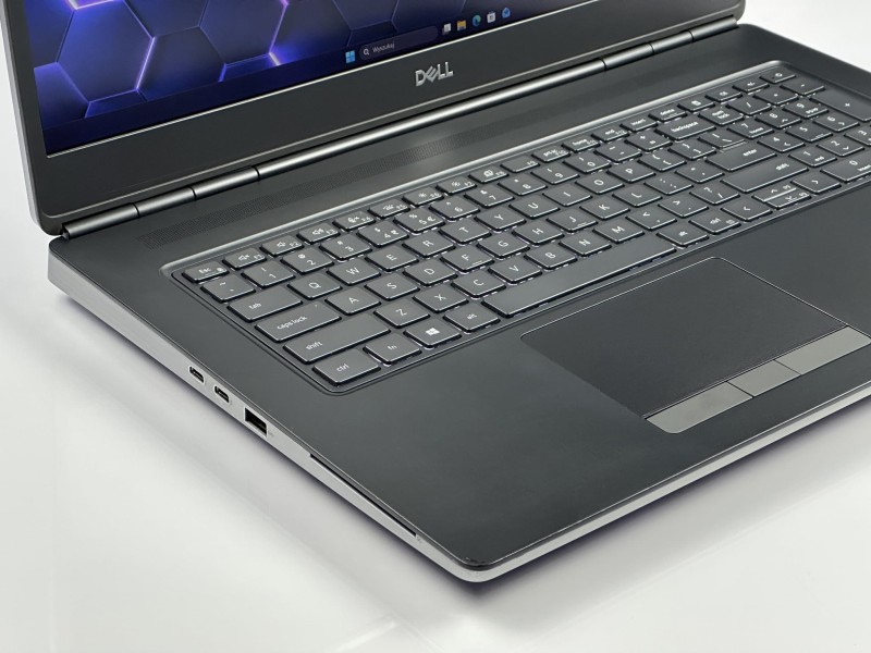 Dell Precision 7750 z i7-10850H i RTX4000 – profesjonalna stacja robocza stworzona do grafiki 3D, CAD i wymagających projektów inżynieryjnych (3).JPG