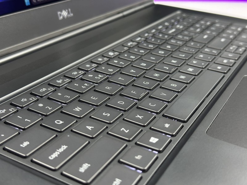 Dell Precision 7750 z i7-10850H i RTX4000 – profesjonalna stacja robocza stworzona do grafiki 3D, CAD i wymagających projektów inżynieryjnych (13).JPG