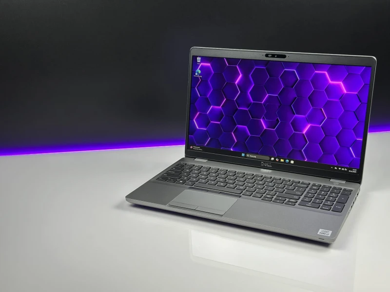 Dell Latitude 5511 – i7-10850H i matryca FHD 15.6". Laptop biznesowy z klawiaturą US/PL QWERTY, idealny do wymagającej pracy i multitaskingu.