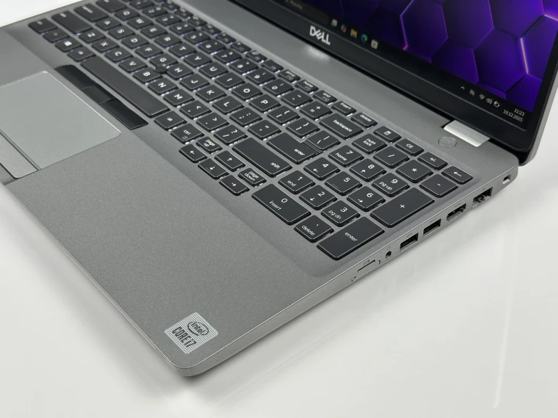 Dell Latitude 5511 – i7-10850H i matryca FHD 15.6". Laptop biznesowy z klawiaturą US/PL QWERTY, idealny do wymagającej pracy i multitaskingu.