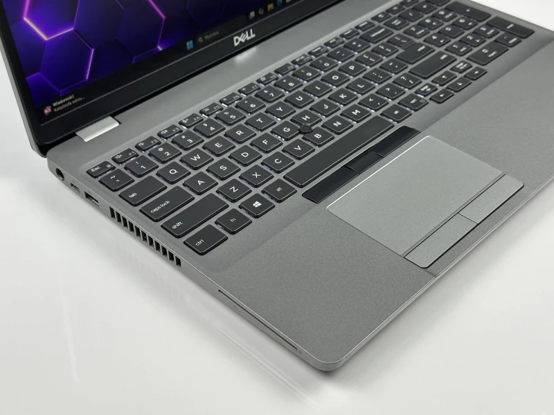 Dell Latitude 5511 – i7-10850H i matryca FHD 15.6". Laptop biznesowy z klawiaturą US/PL QWERTY, idealny do wymagającej pracy i multitaskingu.