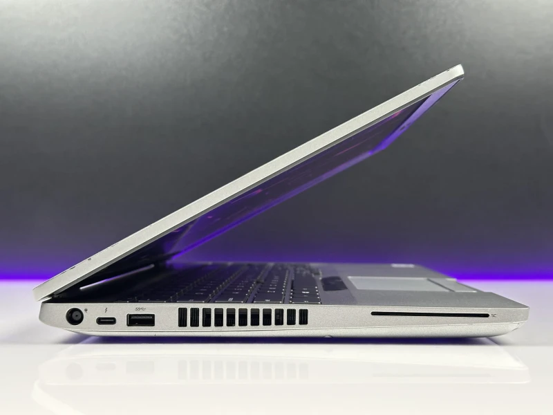 Dell Latitude 5511 – i7-10850H i matryca FHD 15.6". Laptop biznesowy z klawiaturą US/PL QWERTY, idealny do wymagającej pracy i multitaskingu.