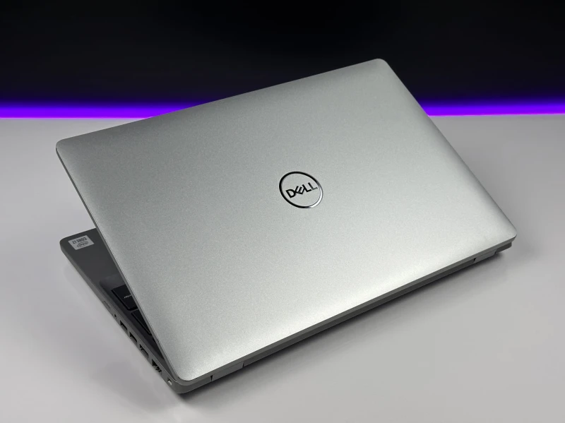 Dell Latitude 5511 – i7-10850H i matryca FHD 15.6". Laptop biznesowy z klawiaturą US/PL QWERTY, idealny do wymagającej pracy i multitaskingu.