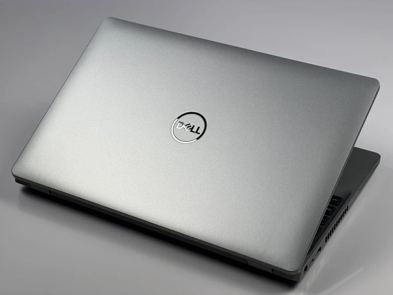 Dell Latitude 5511 – i7-10850H i matryca FHD 15.6". Laptop biznesowy z klawiaturą US/PL QWERTY, idealny do wymagającej pracy i multitaskingu.
