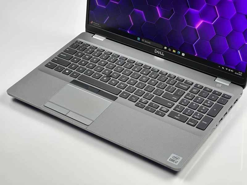 Dell Latitude 5511 – i7-10850H i matryca FHD 15.6". Laptop biznesowy z klawiaturą US/PL QWERTY, idealny do wymagającej pracy i multitaskingu.