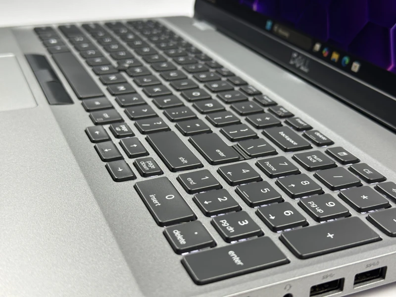 Dell Latitude 5511 – i7-10850H i matryca FHD 15.6". Laptop biznesowy z klawiaturą US/PL QWERTY, idealny do wymagającej pracy i multitaskingu.