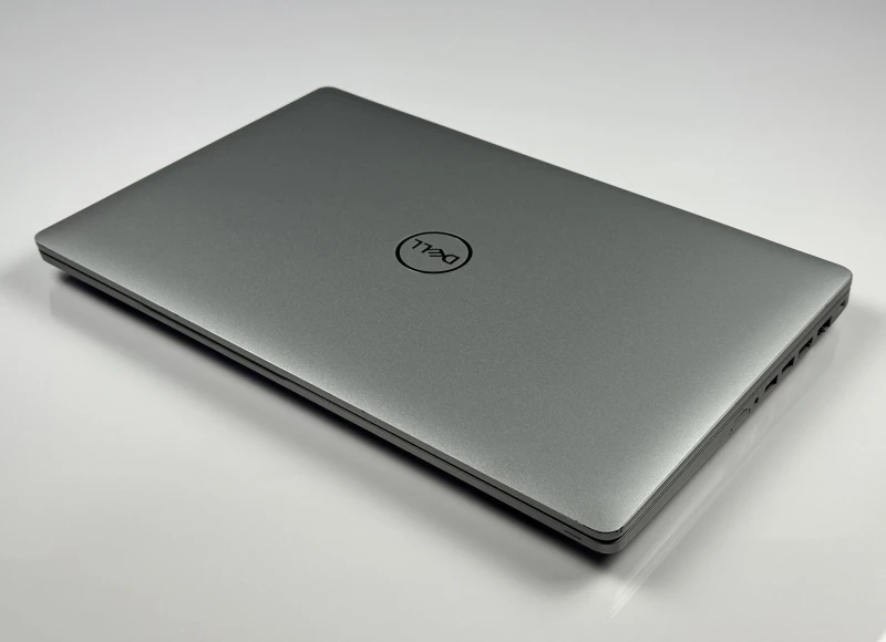 Dell Latitude 5511 – i7-10850H i matryca FHD 15.6". Laptop biznesowy z klawiaturą US/PL QWERTY, idealny do wymagającej pracy i multitaskingu.