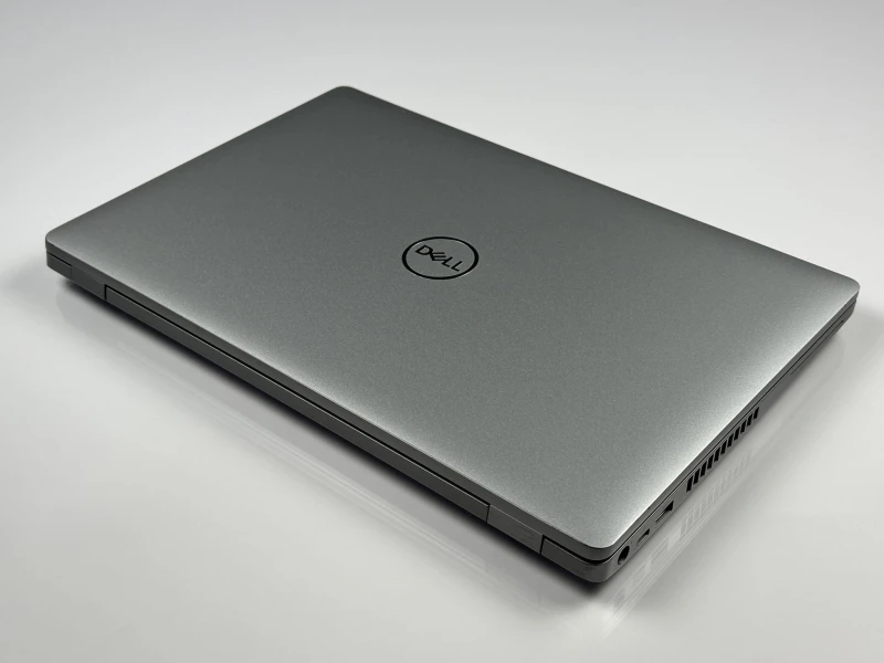 Dell Latitude 5511 – i7-10850H i matryca FHD 15.6". Laptop biznesowy z klawiaturą US/PL QWERTY, idealny do wymagającej pracy i multitaskingu.