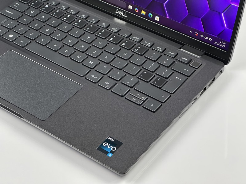 Dell Latitude 7430 – i5-1235U, 16GB RAM i dotyk FHD 14”. Lekki ultrabook biznesowy z obudową carbon (włókno węglowe), idealny do pracy mobilnej (5).JPG