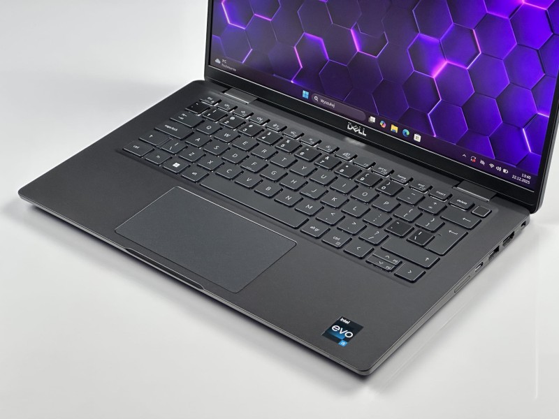 Dell Latitude 7430 – i5-1235U, 16GB RAM i dotyk FHD 14”. Lekki ultrabook biznesowy z obudową carbon (włókno węglowe), idealny do pracy mobilnej (9).JPG