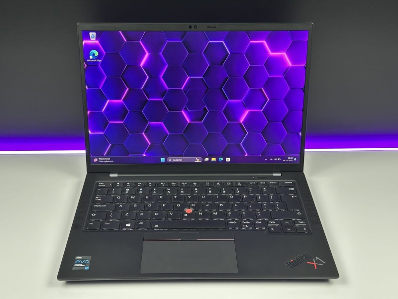 Lenovo ThinkPad X1 Carbon Gen 9 – i7-1185G7 i matryca FHD+. Lekki, premium ultrabook biznesowy do pracy mobilnej, biura i multitaskingu.