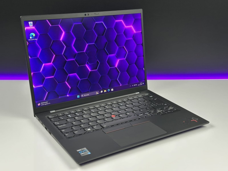 Lenovo ThinkPad X1 Carbon Gen 9 – i7-1185G7 i matryca FHD+. Lekki, premium ultrabook biznesowy do pracy mobilnej, biura i multitaskingu.