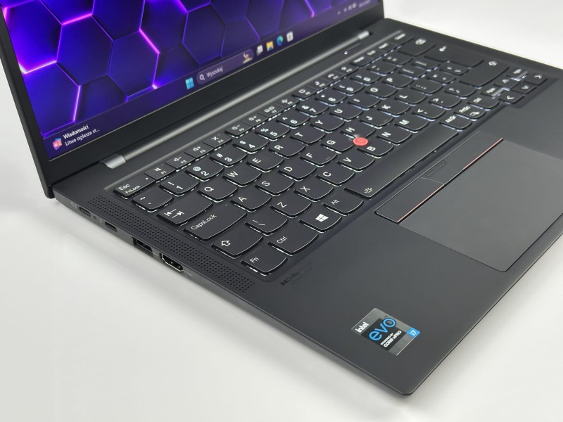 Lenovo ThinkPad X1 Carbon Gen 9 – i7-1185G7 i matryca FHD+. Lekki, premium ultrabook biznesowy do pracy mobilnej, biura i multitaskingu.