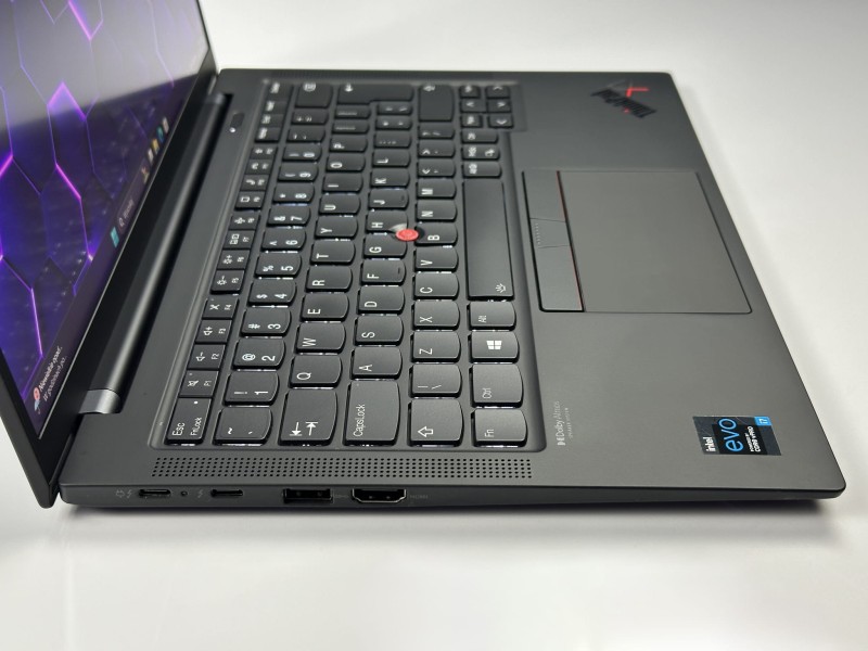 Lenovo ThinkPad X1 Carbon Gen 9 – i7-1185G7 i matryca FHD+. Lekki, premium ultrabook biznesowy do pracy mobilnej, biura i multitaskingu.