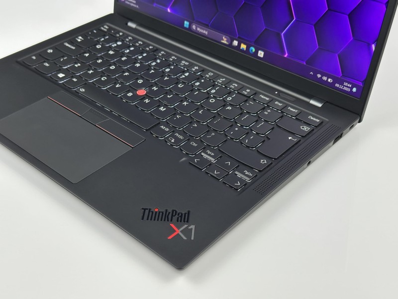 Lenovo ThinkPad X1 Carbon Gen 9 – i7-1185G7 i matryca FHD+. Lekki, premium ultrabook biznesowy do pracy mobilnej, biura i multitaskingu.