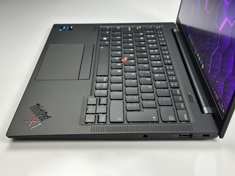 Lenovo ThinkPad X1 Carbon Gen 9 – i7-1185G7 i matryca FHD+. Lekki, premium ultrabook biznesowy do pracy mobilnej, biura i multitaskingu.