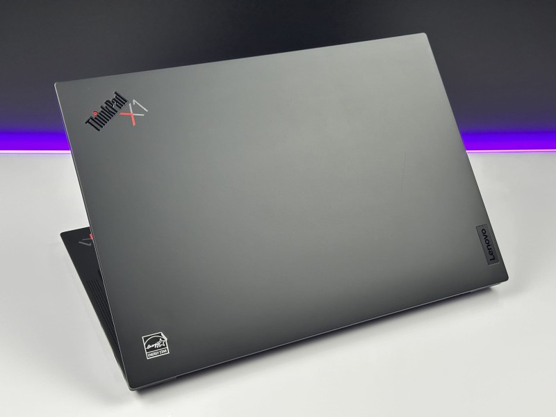 Lenovo ThinkPad X1 Carbon Gen 9 – i7-1185G7 i matryca FHD+. Lekki, premium ultrabook biznesowy do pracy mobilnej, biura i multitaskingu.