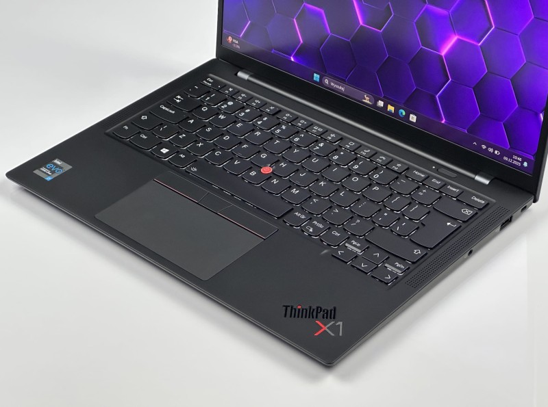 Lenovo ThinkPad X1 Carbon Gen 9 – i7-1185G7 i matryca FHD+. Lekki, premium ultrabook biznesowy do pracy mobilnej, biura i multitaskingu.