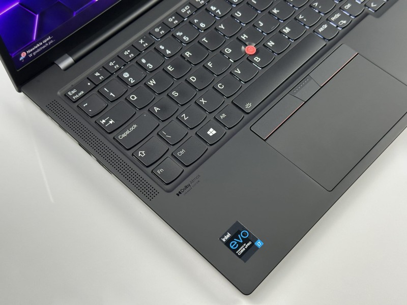Lenovo ThinkPad X1 Carbon Gen 9 – i7-1185G7 i matryca FHD+. Lekki, premium ultrabook biznesowy do pracy mobilnej, biura i multitaskingu.