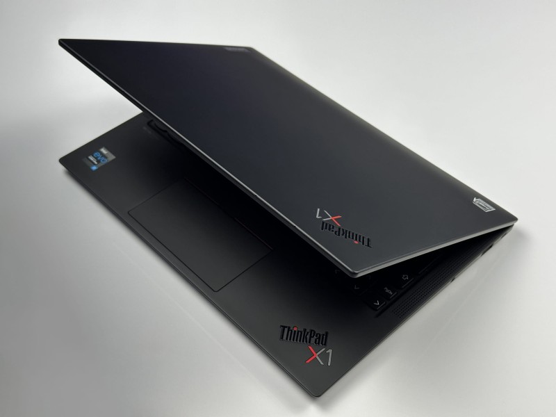 Lenovo ThinkPad X1 Carbon Gen 9 – i7-1185G7 i matryca FHD+. Lekki, premium ultrabook biznesowy do pracy mobilnej, biura i multitaskingu.
