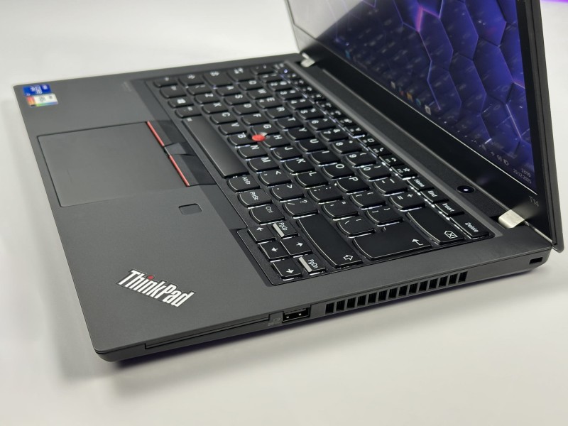 Lenovo ThinkPad T14 Gen 2 z i7-1185G7 i dotykową matrycą FHD – solidny i wszechstronny laptop biznesowy, stworzony do pracy w każdym miejscu.