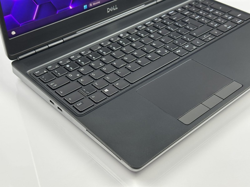 Dell Precision 7550 – i7-10850H,15.6" i Quadro T2000 4GB. Wydajna stacja robocza do CAD, 3D i wymagających projektów. Profesjonalna moc w dłoni.