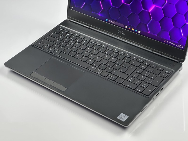 Dell Precision 7550 – i7-10850H,15.6" i Quadro T2000 4GB. Wydajna stacja robocza do CAD, 3D i wymagających projektów. Profesjonalna moc w dłoni.