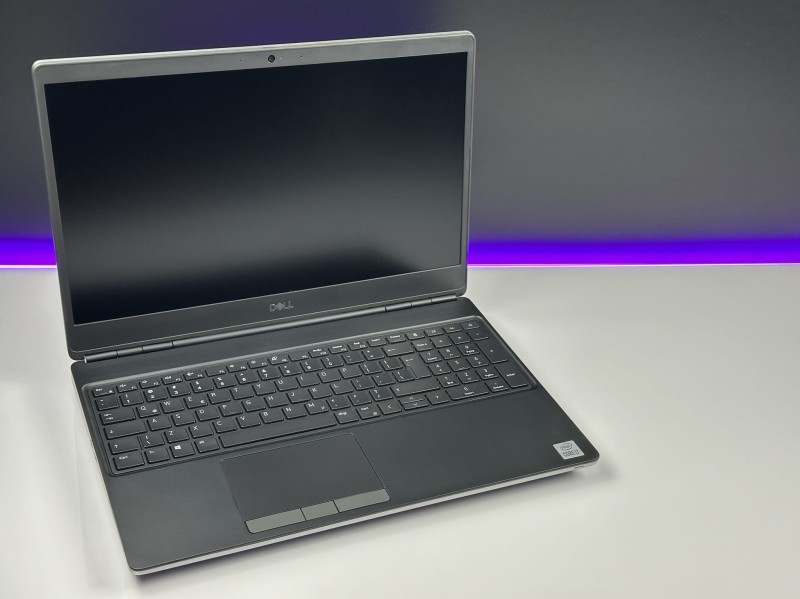 Dell Precision 7550 – i7-10850H,15.6" i Quadro T2000 4GB. Wydajna stacja robocza do CAD, 3D i wymagających projektów. Profesjonalna moc w dłoni.