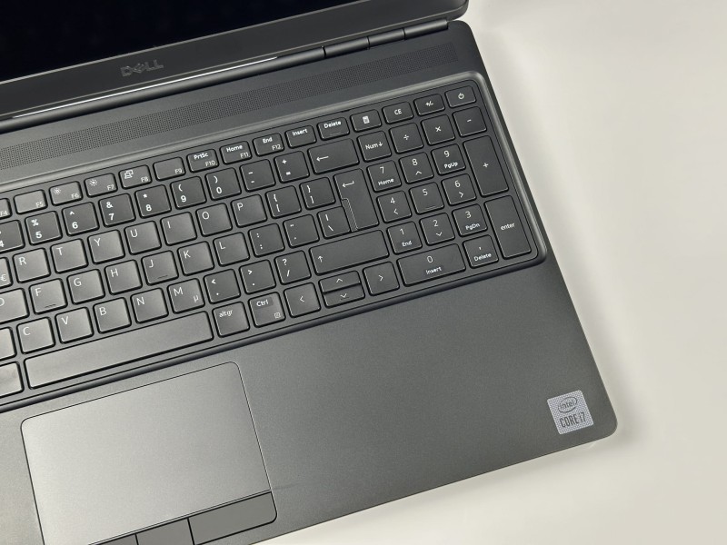 Dell Precision 7550 – i7-10850H,15.6" i Quadro T2000 4GB. Wydajna stacja robocza do CAD, 3D i wymagających projektów. Profesjonalna moc w dłoni.