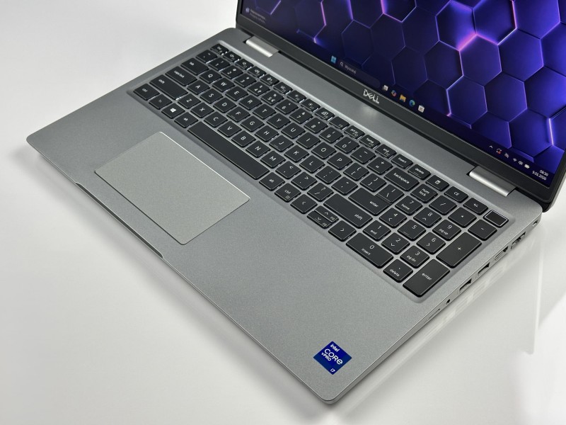 Dell Latitude 5520 – i7-1185G7, FHD 15,6, grafika MX 450 (2GB) i klawiatura US (QWERTY PL). Biznesowy laptop do pracy i grafiki (11).JPG