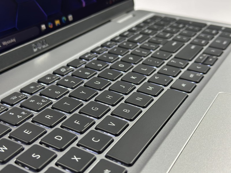 Dell Latitude 5520 – i7-1185G7, FHD 15,6, grafika MX 450 (2GB) i klawiatura US (QWERTY PL). Biznesowy laptop do pracy i grafiki (14).JPG