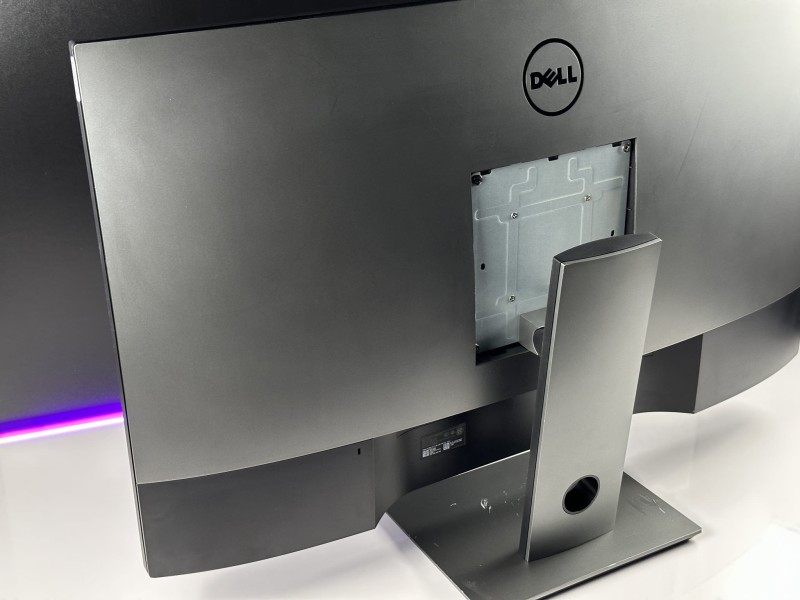 Dell P4317Q – ogromny monitor 43" 4K UHD z matrycą IPS i wieloma złączami. Idealny do biura, analiz i pracy wieloekranowej (1).JPG