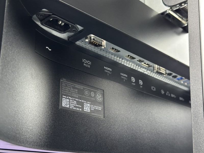 Dell P4317Q – ogromny monitor 43" 4K UHD z matrycą IPS i wieloma złączami. Idealny do biura, analiz i pracy wieloekranowej (1).JPG