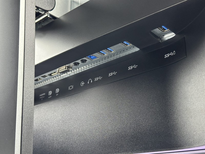 Dell P4317Q – ogromny monitor 43" 4K UHD z matrycą IPS i wieloma złączami. Idealny do biura, analiz i pracy wieloekranowej (1).JPG